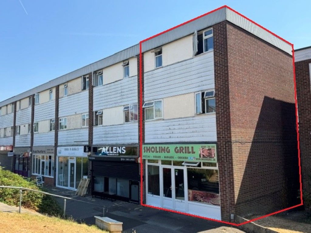 Lot: 71 - FREEHOLD FOUR STOREY MIXED COMMERCIAL AND RESIDENTIAL INVESTMENT - Front View of the Block
